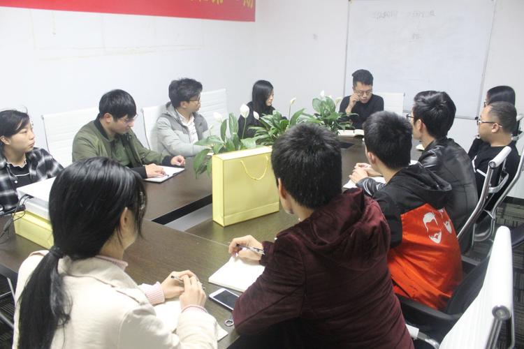 公司经营范围包括:通过互联网销售:服饰,鞋帽,通讯设备,